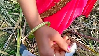 Bhabhi Gets Fucked In The Field In A Public Setting