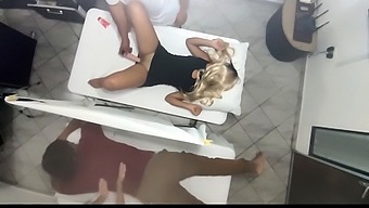 Hd-Video Af En Fantastisk Kone, Der Bliver Glædet Af En Læge, Mens Hendes Mand Ser På