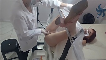 Seducătoarea Roșcată Își Seduce Ginecologul Pentru O Întâlnire Sălbatică